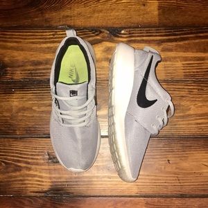 Light Grey Nike Roshe Sneakers Size 6.5